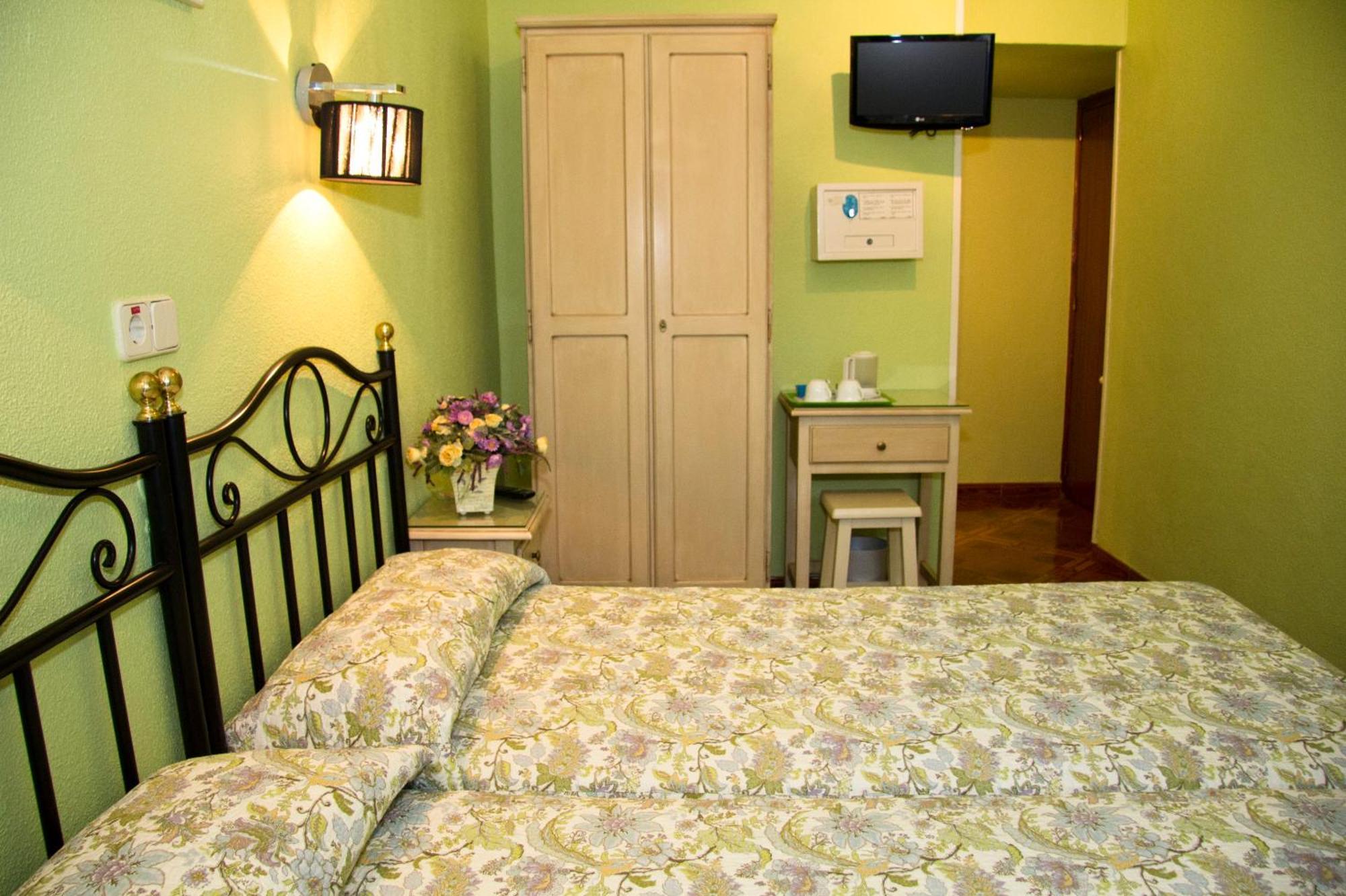 Hostal Los Alpes Madrid Room photo