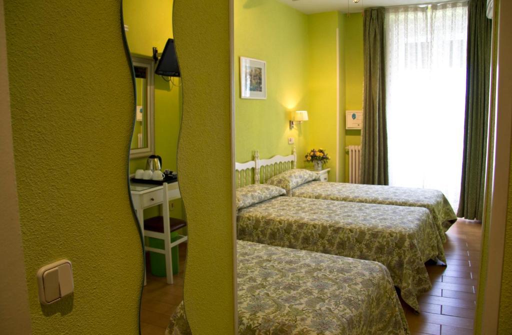 Hostal Los Alpes Madrid Room photo